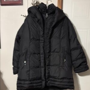Tahari Women's Black Puffer Jacket excellent condition zips and snaps high colla